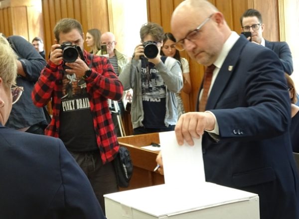 Marszałek województwa i zarząd z wotum zaufania, ale debata pokazała kryzys debaty w województwie